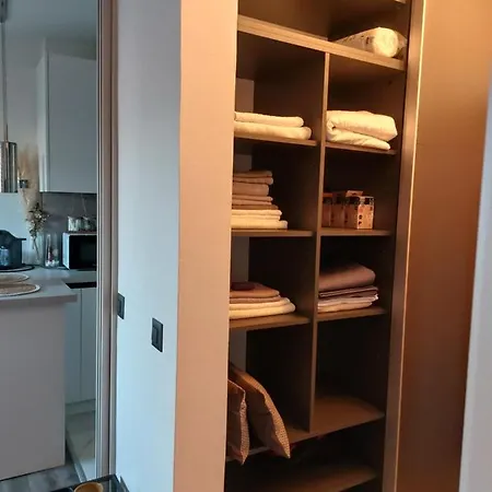 Lux New Marikela * Split