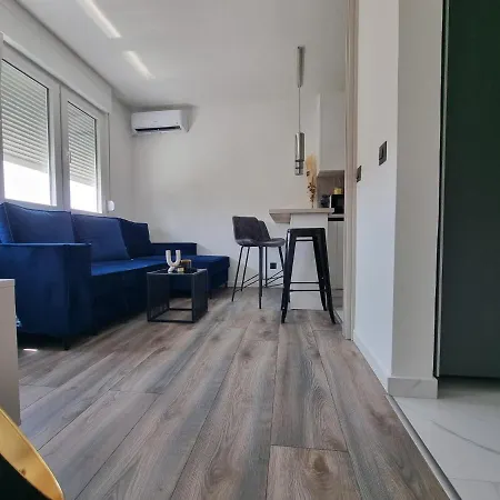 Lux New Marikela 스플리트